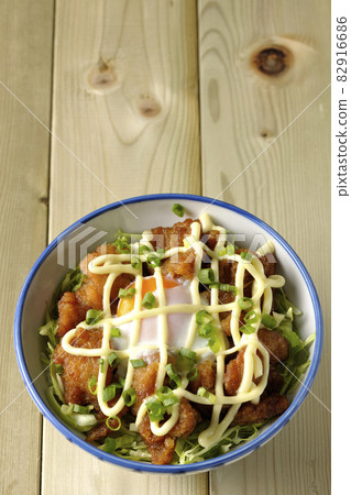 Take a bird's-eye view of shredded cabbage, all-purpose onions, hot spring eggs, and karaage bowl Take a bird's-eye view of shredded cabbage, all-purpose onions, hot spring eggs, and karaage bowl 82916686