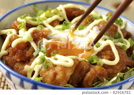 吃捲心菜絲、萬能洋蔥、溫泉蛋和炸雞塊 82916781