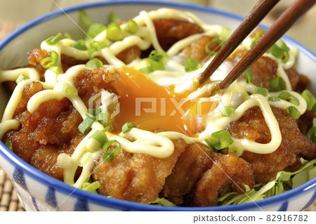 吃捲心菜絲、萬能洋蔥、溫泉蛋和炸雞塊 82916782