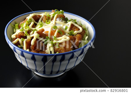 黑色背景下拍攝的捲心菜絲、萬能洋蔥、溫泉蛋和炸醬碗 黑色背景下拍攝的捲心菜絲、萬能洋蔥、溫泉蛋和炸醬碗 82916801