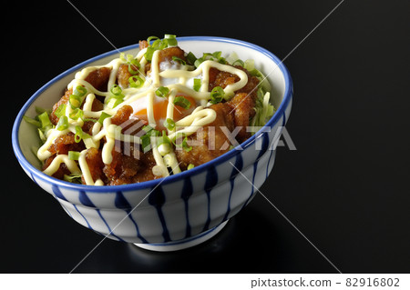 黑色背景下拍攝的捲心菜絲、萬能洋蔥、溫泉蛋和炸醬碗 黑色背景下拍攝的捲心菜絲、萬能洋蔥、溫泉蛋和炸醬碗 82916802