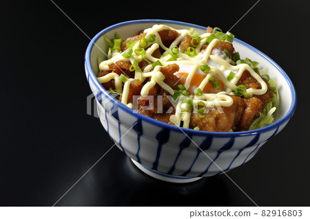 黑色背景下拍攝的捲心菜絲、萬能洋蔥、溫泉蛋和炸醬碗 黑色背景下拍攝的捲心菜絲、萬能洋蔥、溫泉蛋和炸醬碗 82916803