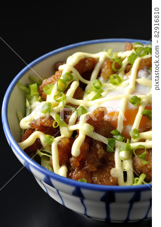 Photographed shredded cabbage, all-purpose onion, hot spring egg, and karaage bowl on a black background Photographed shredded cabbage, all-purpose onion, hot spring egg, and karaage bowl on a black background 82916810