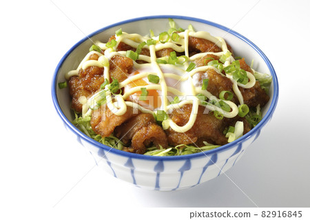 Photographed shredded cabbage, all-purpose onion, hot spring egg, and karaage bowl on a white background 82916845