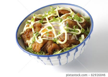 Photographed shredded cabbage, all-purpose onion, hot spring egg, and karaage bowl on a white background Photographed shredded cabbage, all-purpose onion, hot spring egg, and karaage bowl on a white background 82916846