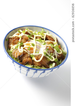 Photographed shredded cabbage, all-purpose onion, hot spring egg, and karaage bowl on a white background 82916856