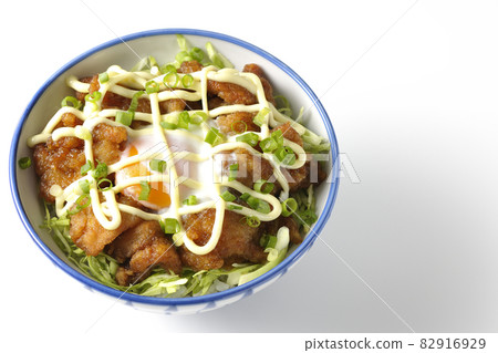 A bird's-eye view of shredded cabbage, all-purpose onions, hot spring eggs, and karaage bowl on a white background 82916929