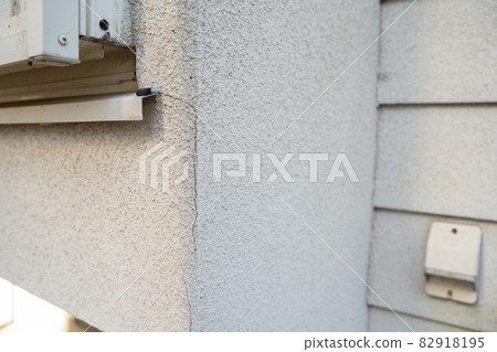 Image of cracks in the outdoor wall of the house Image of cracks in the outdoor wall of the house 82918195