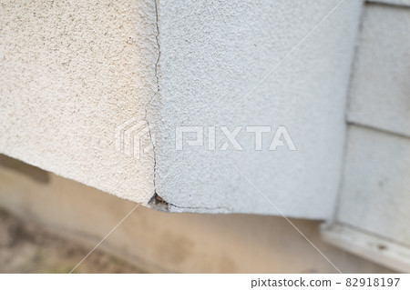 房屋外牆裂縫的圖像 82918197