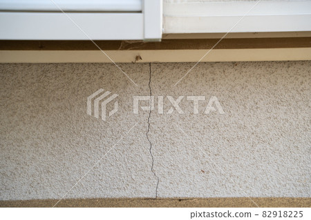 Image of cracks in the outdoor wall of the house 82918225