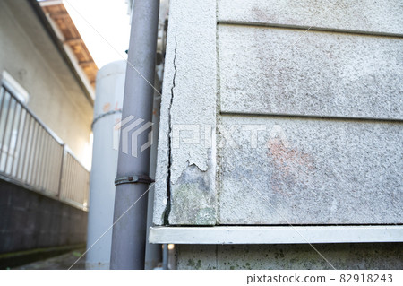 Image of cracks in the outdoor wall of the house 82918243