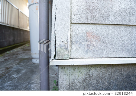 Image of cracks in the outdoor wall of the house 82918244