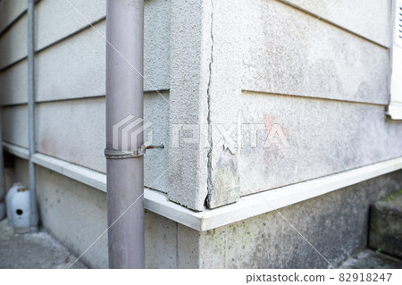 Image of cracks in the outdoor wall of the house Image of cracks in the outdoor wall of the house 82918247