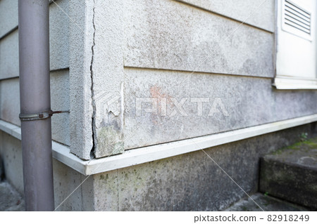 房屋外牆裂縫的圖像 房屋外牆裂縫的圖像 82918249