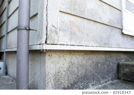 房屋外牆裂縫的圖像 82918347