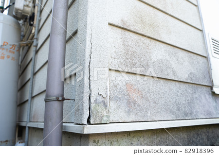 Image of cracks in the outdoor wall of the house Image of cracks in the outdoor wall of the house 82918396