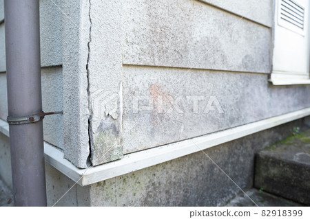 Image of cracks in the outdoor wall of the house 82918399