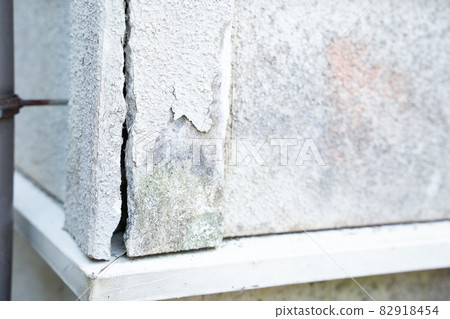 Image of cracks in the outdoor wall of the house 82918454