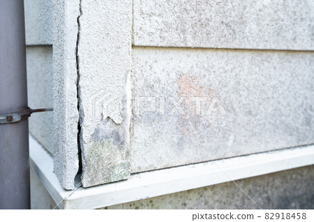 房屋外牆裂縫的圖像 房屋外牆裂縫的圖像 82918458