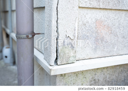 房屋外牆裂縫的圖像 房屋外牆裂縫的圖像 82918459