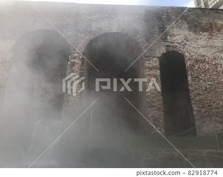 在米蘭溫泉浴場(Terme Milano)—一座經過翻修的羅馬遺址—體驗冬日寒冷空氣中升騰的蒸氣。 在米蘭溫泉浴場(Terme Milano)—一座經過翻修的羅馬遺址—體驗冬日寒冷空氣中升騰的蒸氣。 82918774
