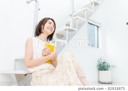 讀一本書的女人 82918875