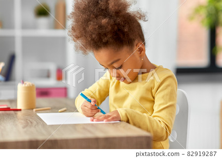 little girl with felt pen drawing picture at home little girl with felt pen drawing picture at home 82919287