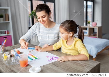 mother with little daughter drawing at home mother with little daughter drawing at home 82919711