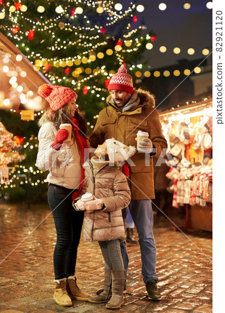 family with takeaway drinks at christmas market family with takeaway drinks at christmas market 82921120