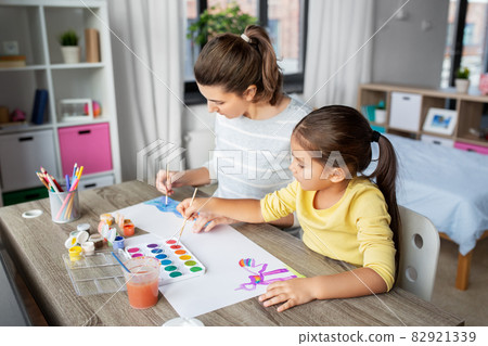 mother with little daughter drawing at home mother with little daughter drawing at home 82921339