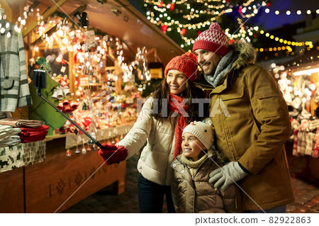 happy family taking selfie at christmas market 82922863