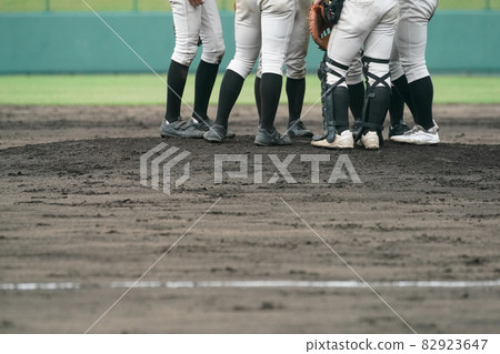 棒球比賽期間，投手和接球手等內野手聚集在土墩上 82923647