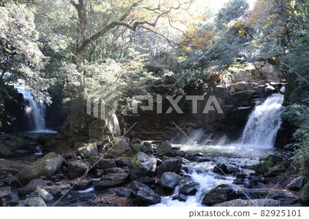 Couple's waterfall 82925101