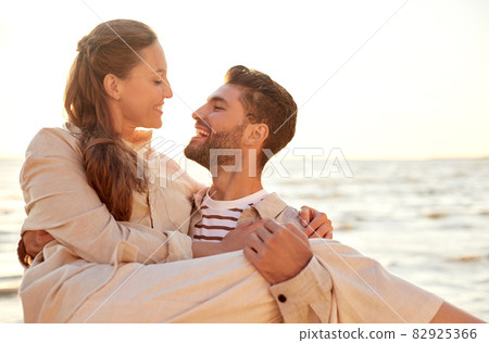 happy couple having fun on summer beach 82925366