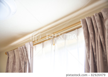 陽光明媚的窗簾 82926479