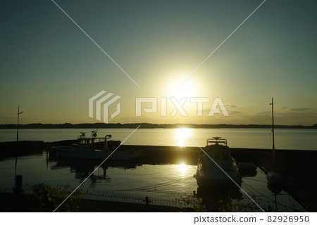 Evening scenery of Lake Kasumigaura Evening scenery of Lake Kasumigaura 82926950