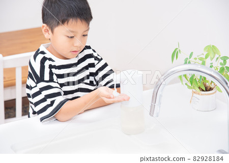 Elementary school boy washing hands 82928184