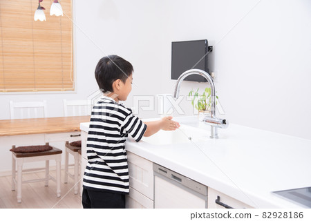 Elementary school boy washing hands 82928186