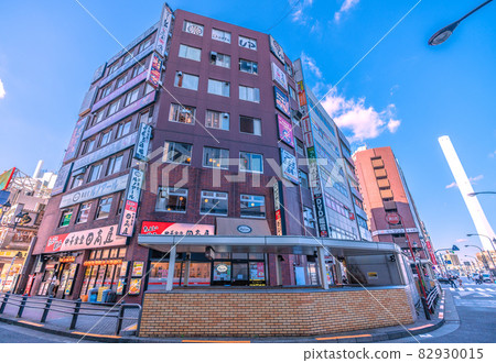 日本東京城市景觀，如池袋站前的鬧市區 82930015