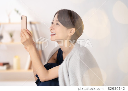 Beauty image middle woman smartphone 82930142