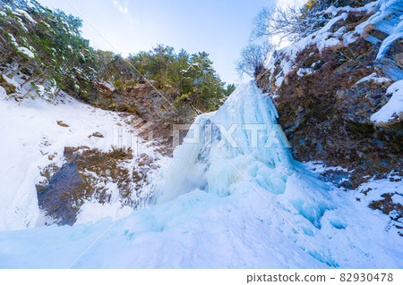 [Winter material] Freezing Zengorono Falls [Nagano Prefecture] 82930478