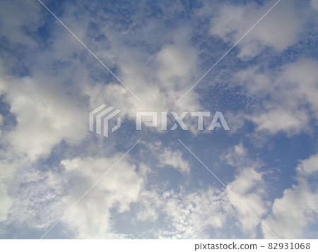  Blue sky and clouds 82931068