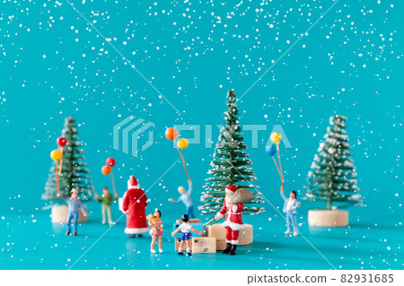 Miniature people, Santa claus delivery gift box to kids 82931685