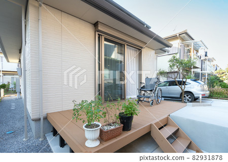 Exterior of a house with a slope that can be accessed by a wheelchair 82931878
