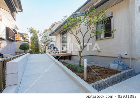 輪椅可進入的斜坡房屋的外部 輪椅可進入的斜坡房屋的外部 82931882