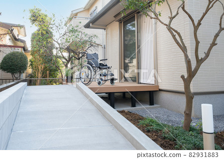 輪椅可進入的斜坡房屋的外部 82931883
