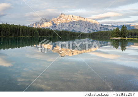 Peaceful colorful sunrise with dominant mountain reflecting on still lake s surface, Banff National Park, Canada 82932297