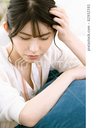 A woman suffering from illness 82932591