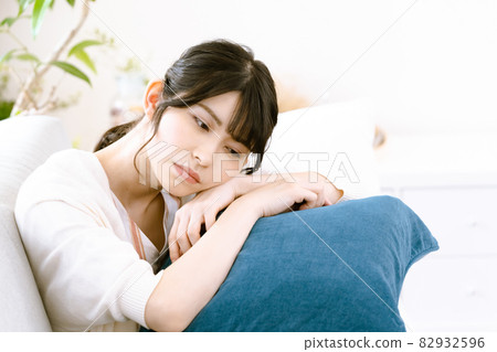 A woman suffering from illness 82932596