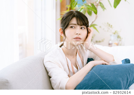 A woman suffering from illness 82932614